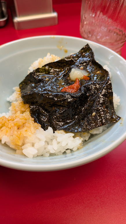 山岡家の海苔巻ご飯 ニンニク豆板醬のせ