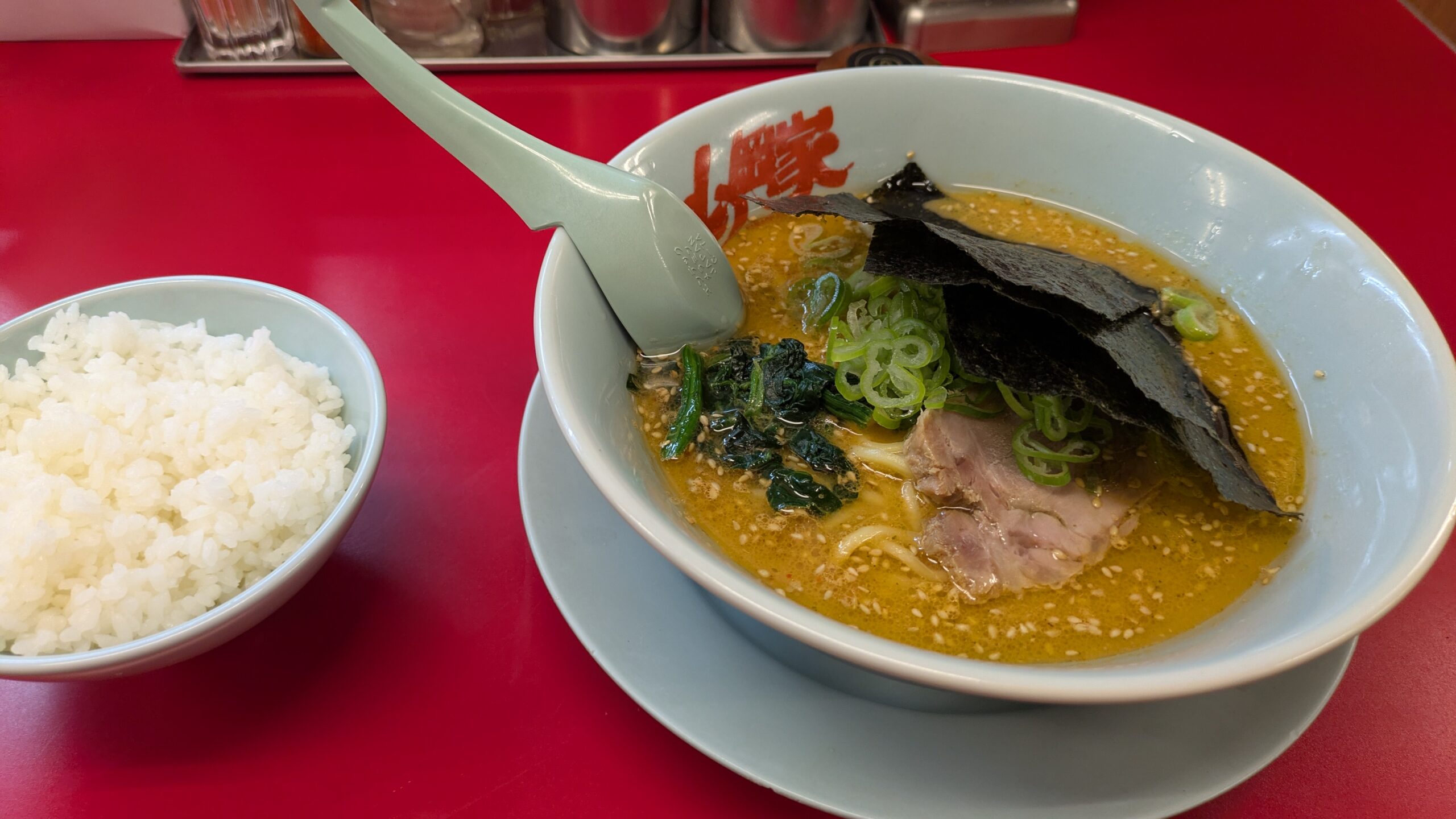 山岡家の人気ラーメン 特製味噌ラーメンとライス