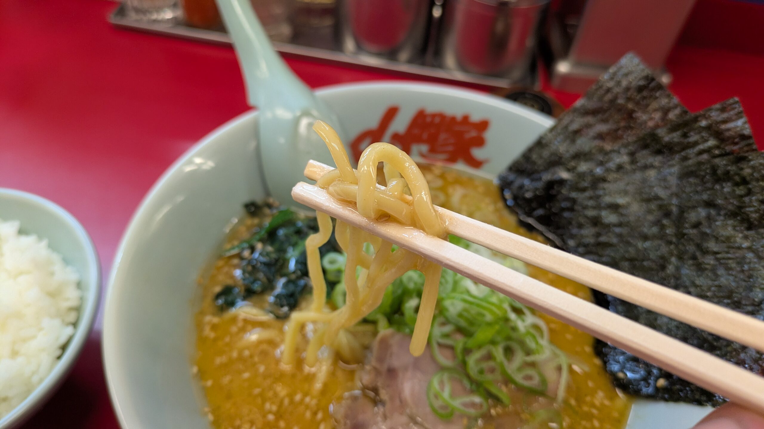 山岡家の人気の特製味噌ラーメンの中太ストレート麺