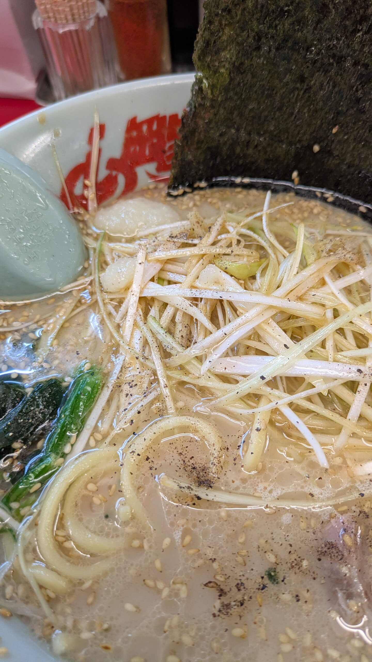 山岡家の塩ネギラーメンの味変。ニンニクと黒胡椒