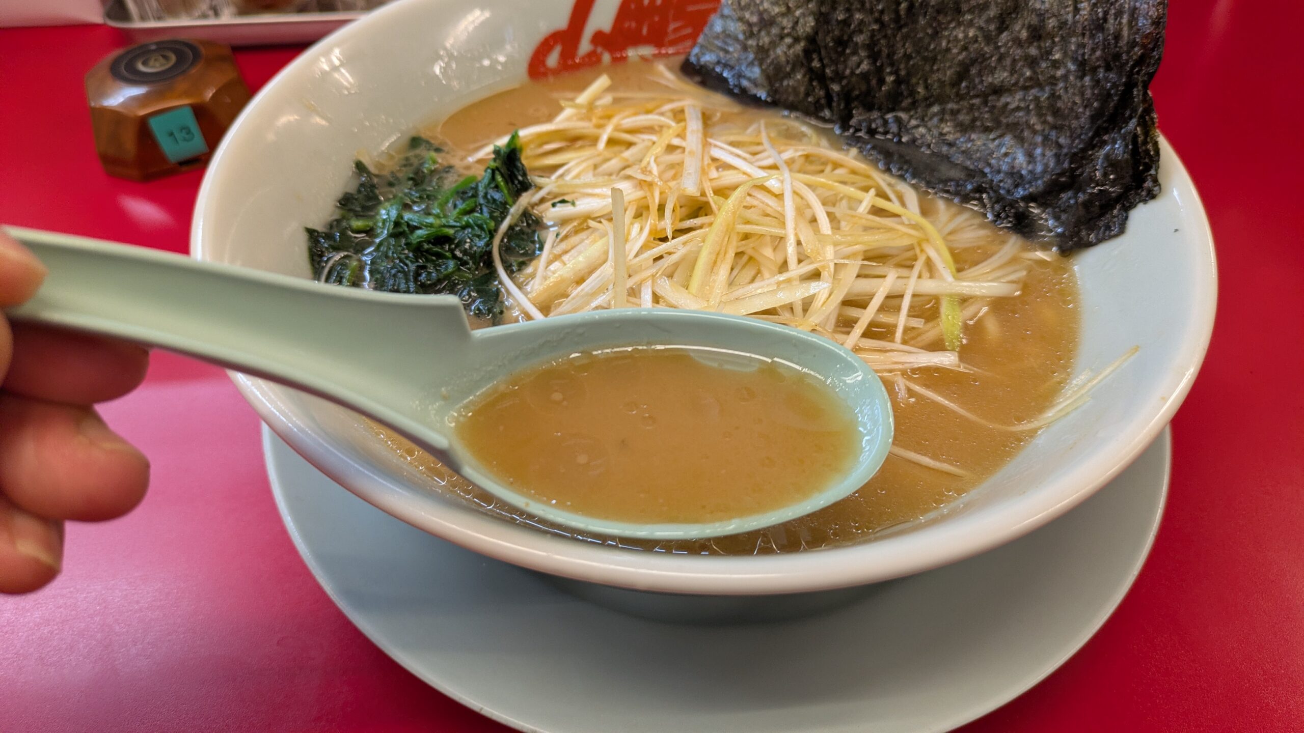 山岡家の醬油ネギラーメンのスープ
