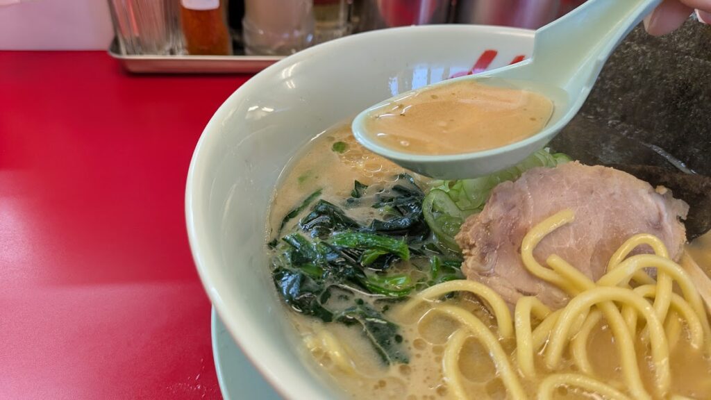山岡家醤油ラーメンド乳化スープ